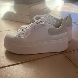 White sneaker with neutral accents. Size 9.5